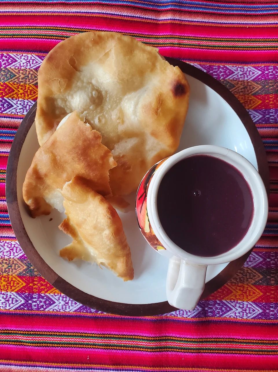 アピ・コン・パステル(紫トウモロコシの温かい飲み物とチーズパステル)