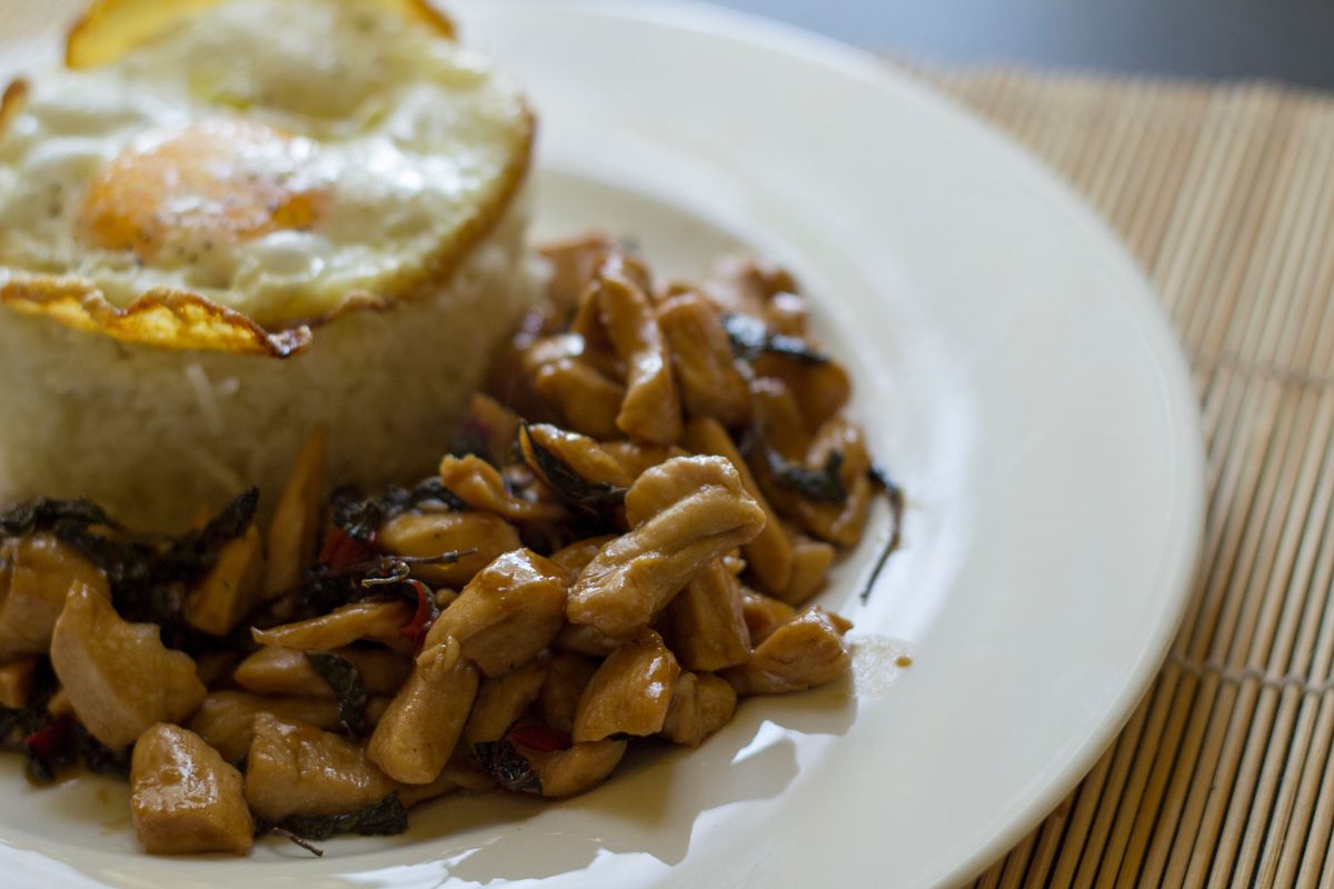 ガパオライス(鶏肉のバジル炒めご飯)